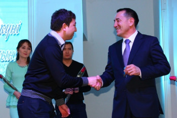 Фотография к новости: Ключи от квартир и награды от имени министра получили актюбинские врачи ко Дню Независимости