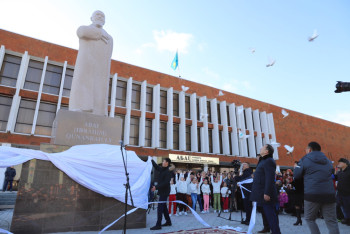 Фотография к новости: В Актау открыли памятник Абаю Кунанбаеву