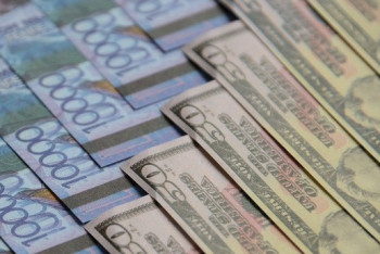 Фотография к новости: KASE: Курс доллара составил 371 тенге 