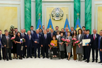 Фотография к новости: Накануне Дня Независимости Президент Казахстана вручил государственные награды  