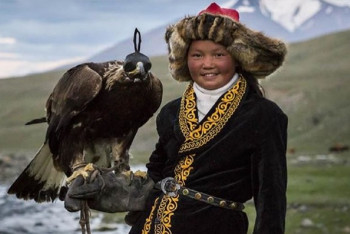 Фотография к новости: Всемирно известная девочка-беркутчи посетила турнир "Қаңсонар" в Бурабае