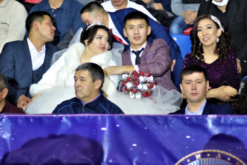 Молодожёны сыграли свадьбу на кубке Казахстана по ММА