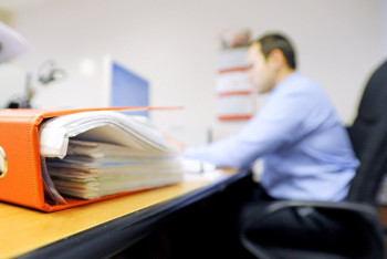 Фотография к новости: Лишь 55% госслужащих уходят домой вовремя 