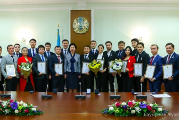 Фотография к новости: В Астане наградили победителей молодежной премии "Дарын"