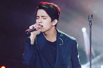 Фотография к новости: Димаш предстал в чёрном смокинге на Красной дорожке кинофестиваля в Китае