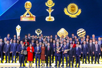 Фотография к новости: Назарбаев вручил награды лауреатам специальных премий "Алтын сапа"