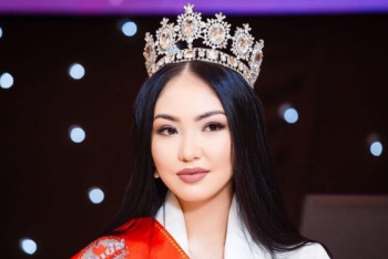 Фотография к новости: Алматинка выступила в 30-килограммовом золотом платье на "Мисс Вселенная 2018"