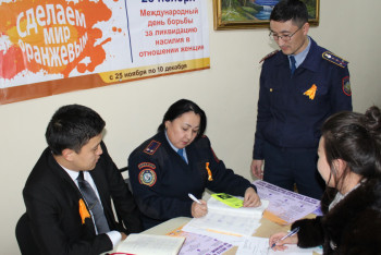 Фотография к новости: В полицейских фронт-офисах Алматы принимают жертв бытового насилия