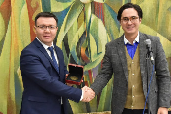 Фотография к новости: Завоеванная в Париже медаль Амре Кашаубаева передана в фонд Нацмузея