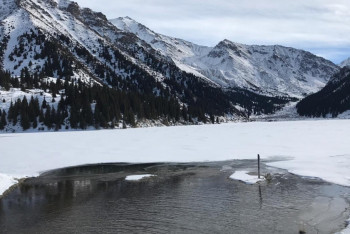 Алматинцев предупредили об опасности катания на коньках на БАО