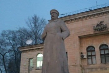 Бутафорский памятник Сталину установили в Алматы