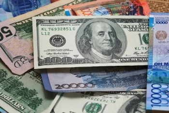 Курс доллара на торгах составил 371 тенге