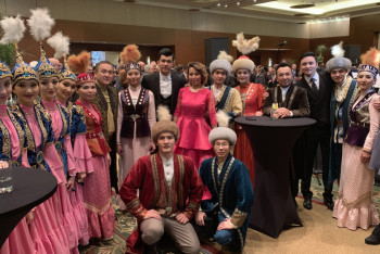 Звуки домбры зазвучали в аэропорту Варшавы 