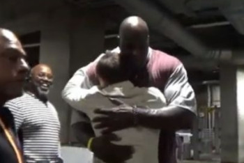 Фотография к новости:  Шакилл О’Нил попросил Геннадия Головкина о совместном селфи 