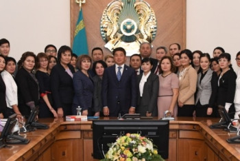 Бауржан Байбек наградил лучших педагогов Алматы