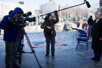 Фотография к новости: Арыстанбек Мухамедиулы поучаствовал в съёмках телешоу для США в Алматы 