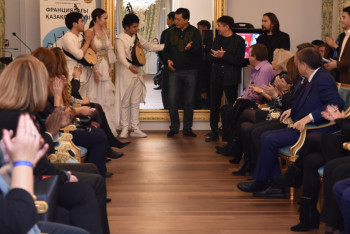 Казахстанские дизайнеры представили коллекции в национальном стиле в Париже 