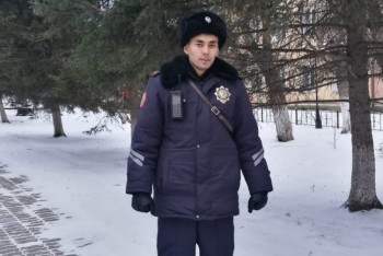 Фотография к новости: В Кокшетау полицейский спас из пожара 7 детей