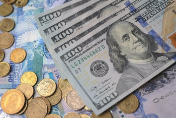 KASE: Курс доллара составил 370 тенге 