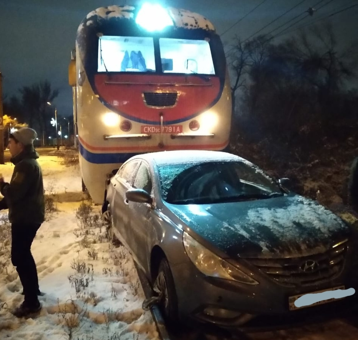 В Алматы водитель автомобиля не справился с управлением и врезался в поезд 
