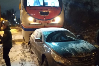 В Алматы водитель автомобиля не справился с управлением и врезался в поезд 