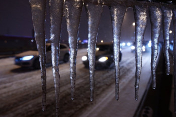 Фотография к новости: Астанчан призвали фотографировать опасные сосульки и отправлять фото в центр iKomek