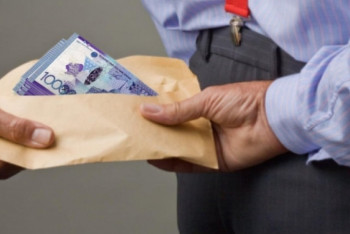 Фотография к новости: Два сотрудника госкорпорации "Правительство для граждан" задержаны за взятку в Алматы