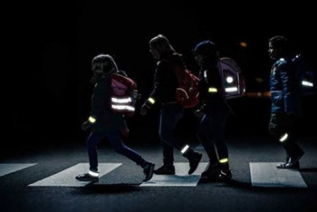 Фотография к новости: Полицейские призвали алматинцев носить светоотражающие элементы в тёмное время суток