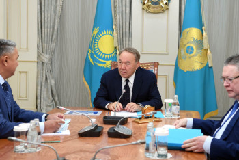 Фотография к новости: Вы ведёте реальную работу - Нурсултан Назарбаев Азату Перуашеву