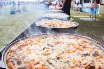 Фотография к новости: Тонну плова и баурсаков отведали посетители фестиваля "AGROFEST-2018" в Туркестане