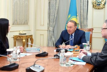 Фотография к новости: Президент поблагодарил дочь композитора Тлендиева за вклад в искусство 