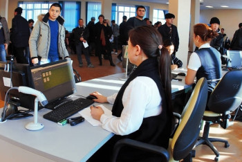 Фотография к новости: Сотрудница павлодарского ЦОНа получила строгий выговор за коробку Raffaello