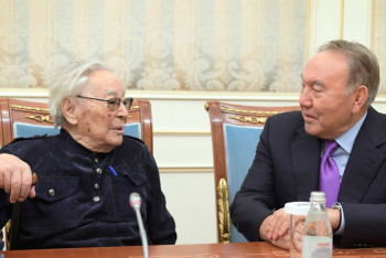 Президент Казахстана встретился с писателем Абдижамилом Нурпеисовым