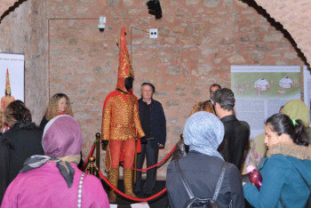 Фотография к новости: В музее Стамбула представили "Золотого человека"