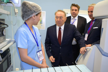 Фотография к новости: Нурсултану Назарбаеву показали первый в Казахстане центр роботизированной хирургии