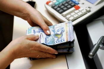 Работникам свыше 1700 предприятий Атырауской области повысят зарплату в 2019 году