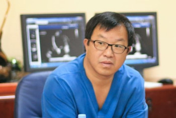 Фотография к новости: Известный казахстанский врач собственноручно убирает снег перед больницей