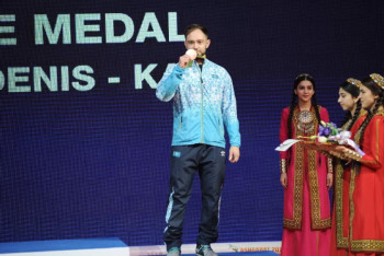 Фотография к новости: Казахстанский тяжелоатлет награждён медалью Олимпиады-2016