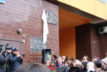 Фотография к новости: В Алматы открыта мемориальная доска Дениса Тена  