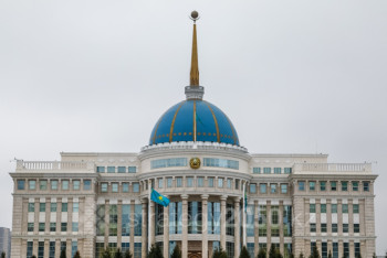 Фотография к новости: На Гербе Казахстана в Акорде появилось название страны на латинице