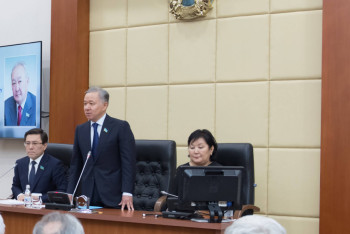 Память Урала Мухамеджанова почтили в Мажилисе 