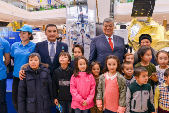 Фотография к новости: Предметы, побывавшие в космосе, выставили в торговом центре в Астане 