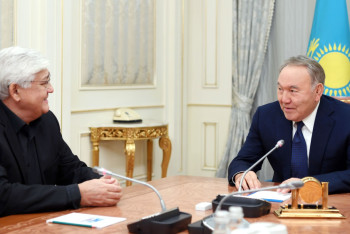 Фотография к новости: Нурсултан Назарбаев встретился с народным артистом Алибеком Днишевым