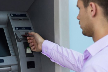 К осени казахстанцы сняли с платёжных карт более восьми трлн тенге