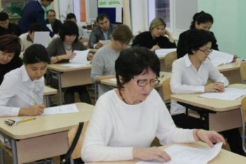 Учителя смогут сдавать тесты на пяти языках в Казахстане