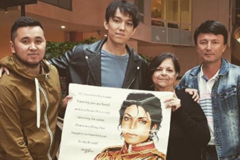 Фотография к новости: Поклонница подарила Димашу Кудайбергену плакат с автографом Майкла Джексона