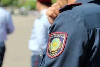 Фотография к новости: В Атырауской области пьяный дебошир набросился на полицейского с ножом