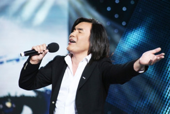 Фотография к новости: Нотное издание песен Батырхана Шукенова на казахском языке выпустили в Казахстане