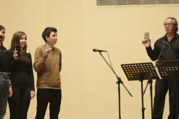 Фотография к новости: Цифровая осень в Алматы: Молодые музыканты исполнили современные произведения с помощью гаджетов