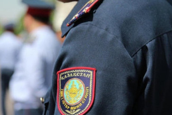 Несколько ножевых ранений получил полицейский в Шымкенте